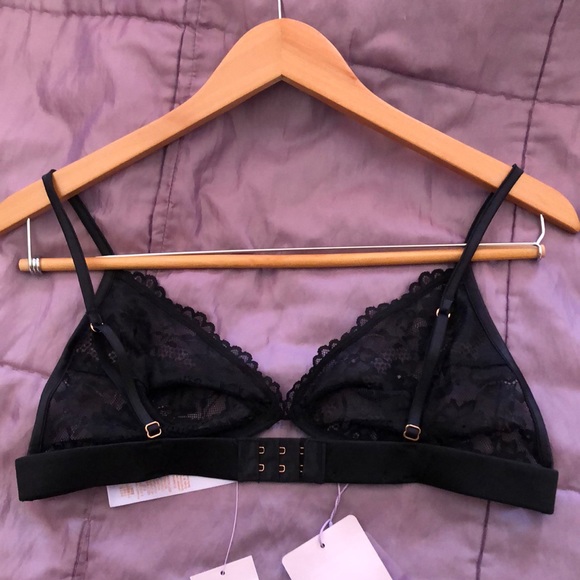 A beautiful lace triangle bra from Savage X Fenty. - Picture 4 of 6